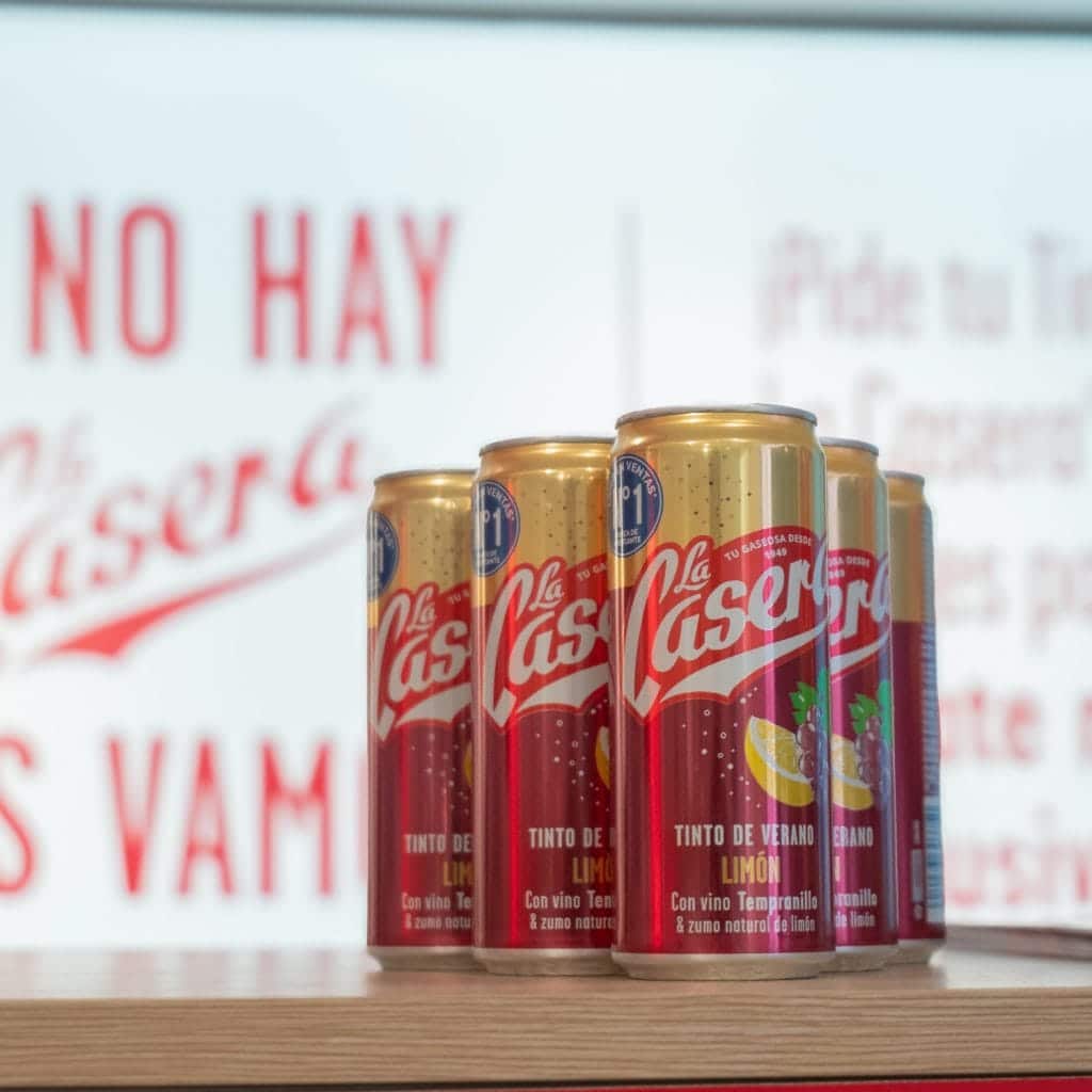 Latas de bebida en mostrador